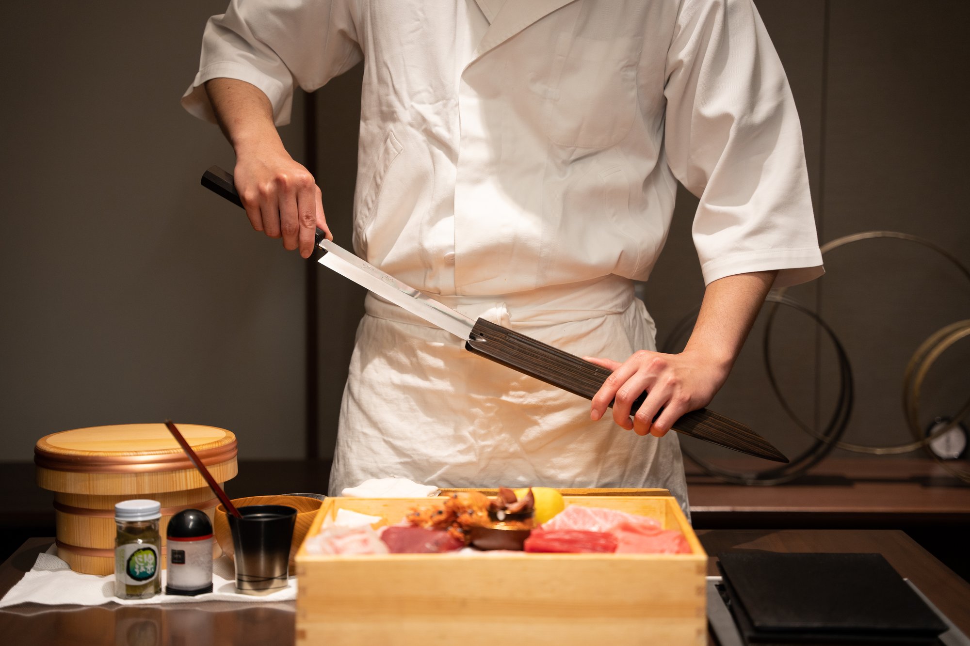 料理人の調理シーン